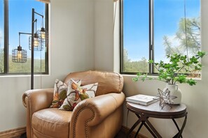 Smart TV, chimenea, libros, oficina