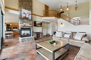 Smart TV, fireplace, books, offices - The Sanctuary at Prescott-Downtown-Hot Tub & Views (Prescott)