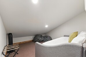 4 habitaciones, escritorio y tabla de planchar con plancha