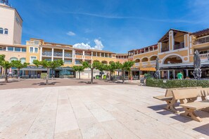 Outdoor dining - Apartment 'Cap Esterel - Pool' with Sea View, Wi-Fi and Air Conditioning (Saint-Raphael)