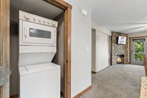 Una habitación con horno integrado, chimenea de piedra y un letrero de Table Rock Resorts.