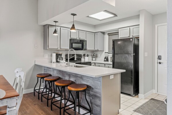 Refrigerador, microondas, horno y parrilla de estufa 