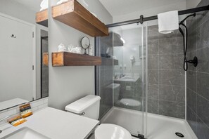 Douche, sĂšche-cheveux, serviettes fournies