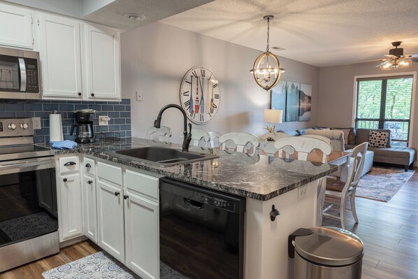 Kjøleskap, mikrobølgeovn, ovn og kokeplater