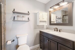 Dusj, hårføner og håndklær