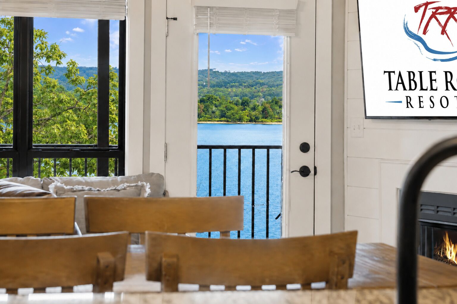 Une chambre avec vue sur un lac, une cheminée et un panneau indiquant la table R.