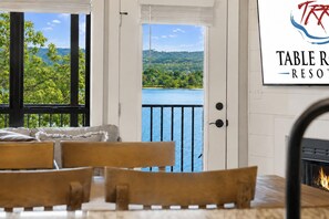 Une chambre avec vue sur un lac, une cheminée et un panneau indiquant la table R.