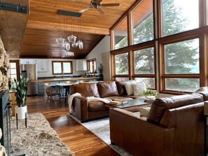 Smart TV, fireplace - Spacious, private 5-bedroom house on 3 acres in Estes Park with incredible views (Estes Park)