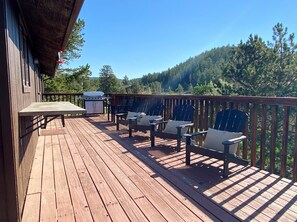 Outdoor dining - Spacious, private 5-bedroom house on 3 acres in Estes Park with incredible views (Estes Park)