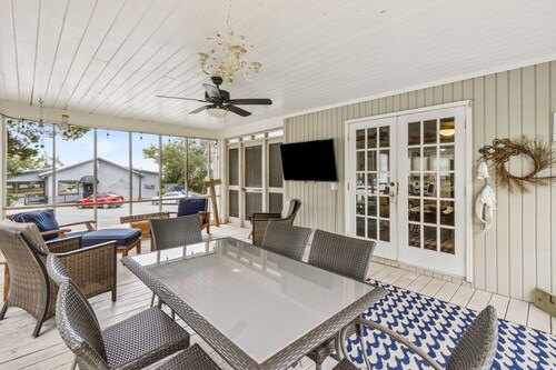 Charming Downtown Escape in St. Marys