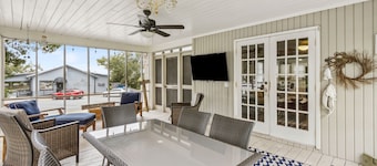 River-view 3BR home in downtown St. Marys with patio, grill & full kitchen.
