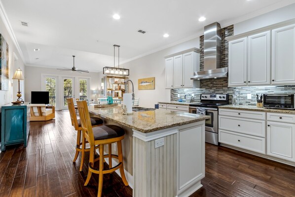 冷蔵庫、電子レンジ、オーブン、コンロ