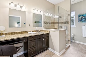 Shower, hair dryer, towels - Stay in Style: Gated Townhome + Golf Cart Included (Fernandina Beach)