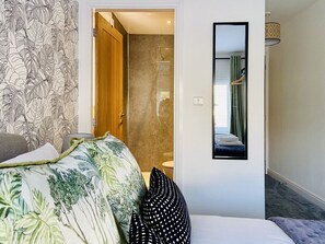 5 Schlafzimmer, Schreibtisch, Bügeleisen/Bügelbrett, Reisekinderbett