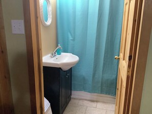 Haartrockner, Handtücher, Seife, Toilettenpapier