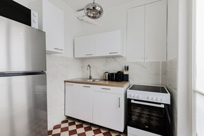 Kjøleskap, mikrobølgeovn, ovn og kokeplater