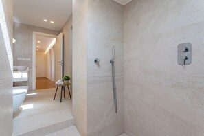 Shower, hair dryer, bidet, towels