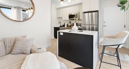 Cozy 2BR Suite with Parking and Sofa Bed and Sleeps 6