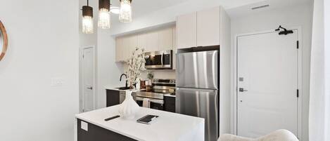 Jääkaappi, mikroaaltouuni, uuni, astianpesukone