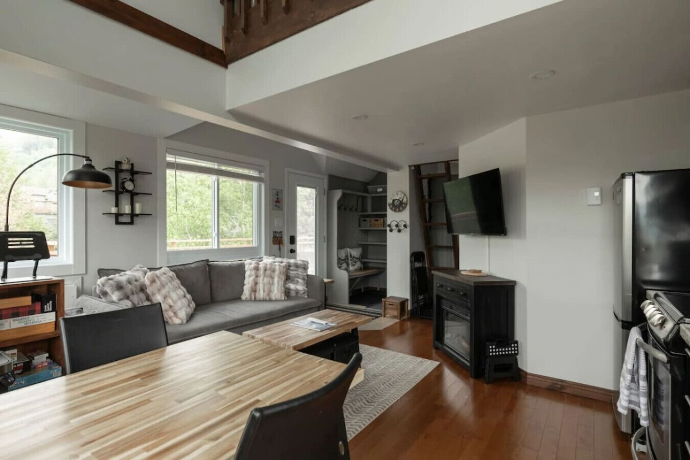 TV, fireplace