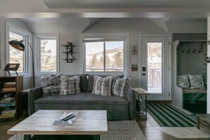 Televisión y chimenea 