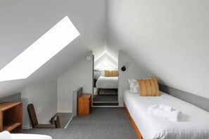 Tabla de planchar con plancha, wifi y ropa de cama 