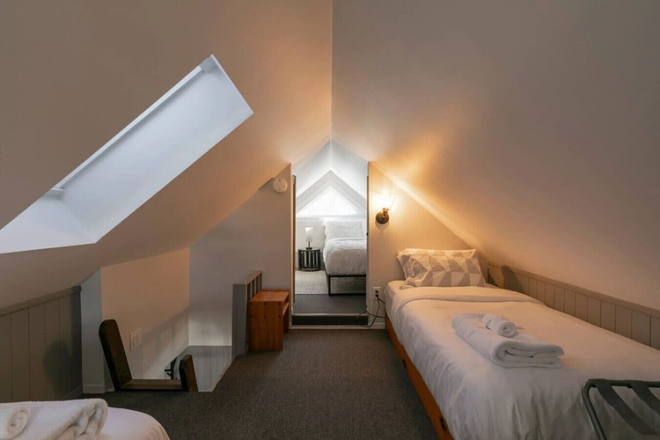 Tabla de planchar con plancha, wifi, ropa de cama