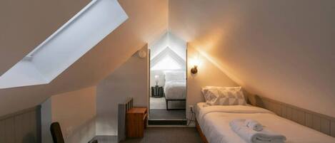 Tabla de planchar con plancha, wifi, ropa de cama