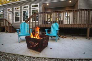 Terrace/patio - The Hein Cottage-Beautiful 2 bedroom hideaway in the heart of DC (Sturgeon Bay)