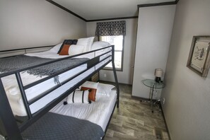 2 bedrooms, travel cot, WiFi, bed sheets - The Hein Cottage-Beautiful 2 bedroom hideaway in the heart of DC (Sturgeon Bay)