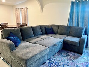 TV connectée, livres, écrans d'ordinateur