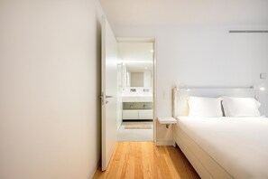 1 quarto, escrivaninha, acesso à internet, roupa de cama