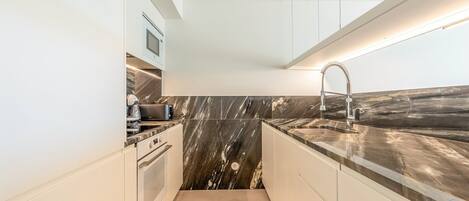 Réfrigérateur, micro-ondes, four, lave-vaisselle