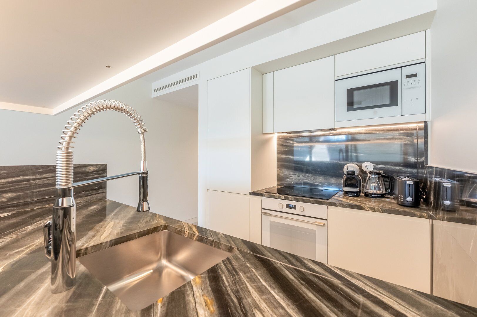 Geladeira, micro-ondas, fogão, lava-louças