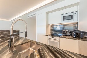 Fridge, microwave, oven, dishwasher - GuestReady - Radiant retreat in Lisbon (Lisbon)