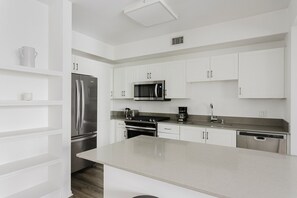 Kylskåp, mikrovågsugn, ugn och spishäll