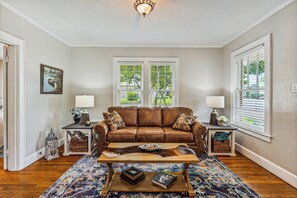 Smart TV - Cornerstone Cottage-Near Downtown-Pet Friendly (Stephenville)