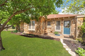 Exterior - Cornerstone Cottage-Near Downtown-Pet Friendly (Stephenville)