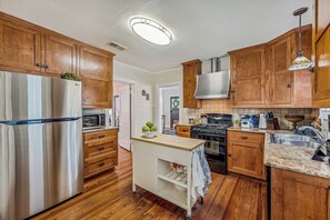 Microwave, oven, stovetop, dishwasher - Cornerstone Cottage-Near Downtown-Pet Friendly (Stephenville)