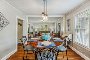 Dining - Cornerstone Cottage-Near Downtown-Pet Friendly (Stephenville)