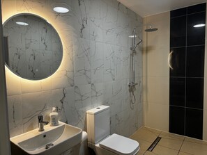 Chuveiro, toalhas de banho