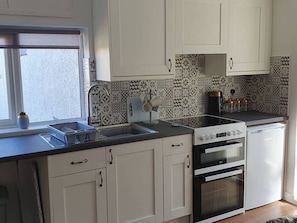 Geladeira, micro-ondas, fogão, cooktop