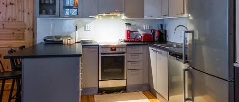 Refrigerador, microondas, lavavajillas, silla alta para bebés