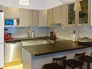 Fridge, microwave, dishwasher, cookware/dishes/utensils