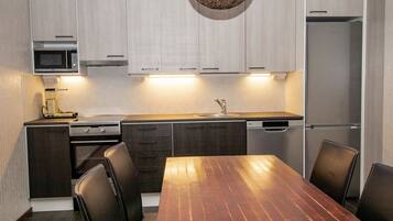 Fridge, microwave, dishwasher, cookware/dishes/utensils