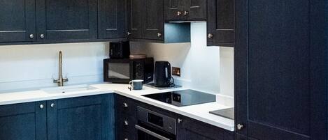 Køleskab, mikrobølgeovn, ovn, kaffe-/temaskine