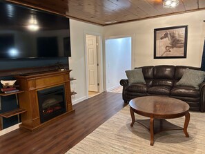 TV, fireplace - Rodeo Ranch: Shuffleboard, Near seasonal Live Rodeo, Bunkbed, King Bed, SMOOR (Mansfield)