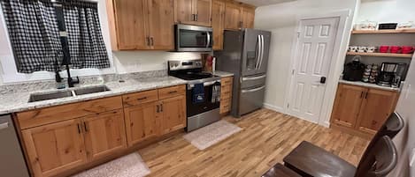 Frigorífico, microondas, horno y placa de cocina