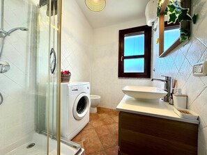 Haartrockner, Handtücher, Toilettenpapier