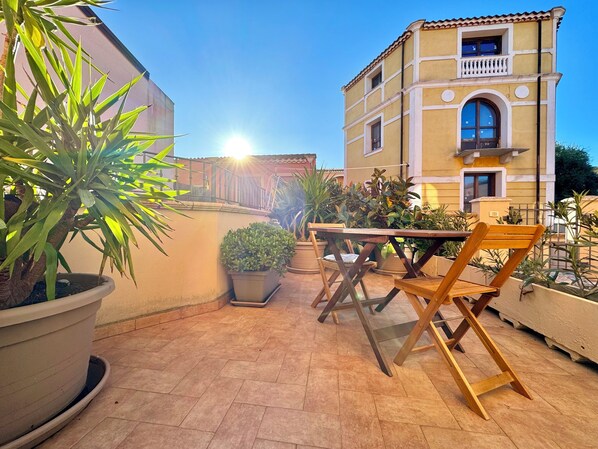 Outdoor dining - " La Casetta di Luisa with Patio " (Bari Sardo)